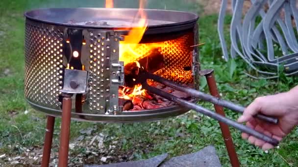 Grill gemaakt van wasmachine — Stockvideo