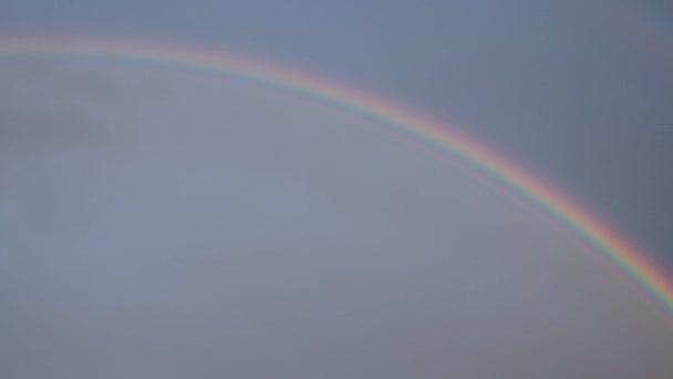 Regenboog in de lucht — Stockvideo