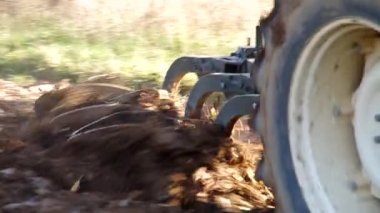 Traktör sürme arazi