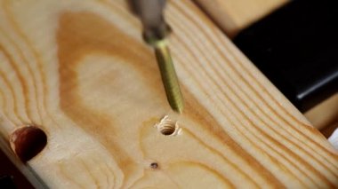 bir tahtaya vidalı vida