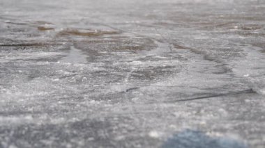 Donmuş gölde buz pateni.