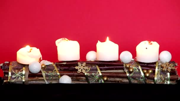 Рождественский венок с белыми свечами — стоковое видео