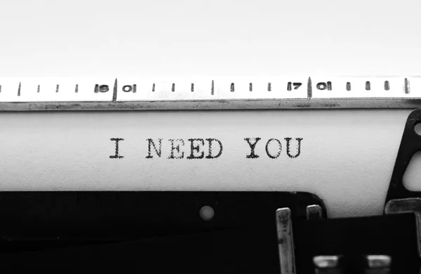 Skrivmaskin. Skriva text: Jag behöver dig — Stockfoto