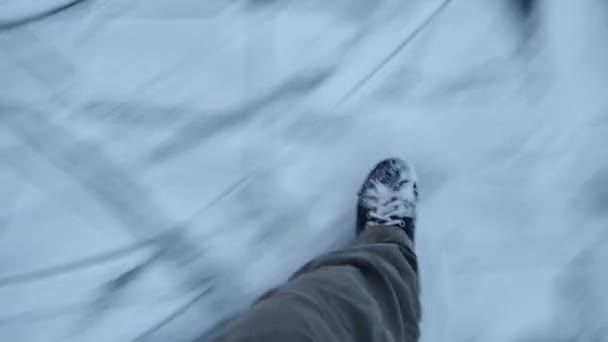 Donmuş gölde buz pateni. — Stok video