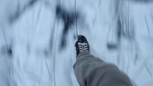 Patinação no gelo em lago congelado — Vídeo de Stock