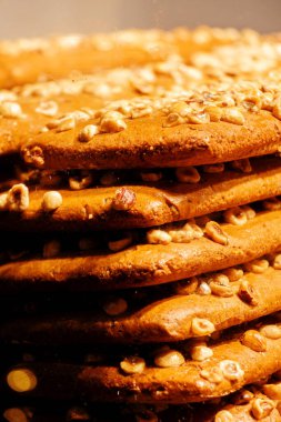 Fındıklı altın kahverengi kurabiyelerin makro yakın çekimi. Çıtır çıtır ev yapımı hamur işi, sıcak fırın ışığı. Yemek reklamları, ambalajlar, menüler ve mevsimlik promosyonlar için tatlı tatlı konsepti..