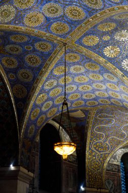 İç dekoratif katedralde mavi mozaik tavan ve asılmış avize var. Kültür, din, seyahat ve miras kullanımı için uygun tarihi kutsal mimari ayrıntıları.