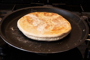 Geleneksel Türk ekmeği. Türk mutfağından bir tür ekmek ve adı da Bazlama. Düz, yuvarlak ve mayalanmış ekmek. Kepekli buğday unundan ev yapımı pide..