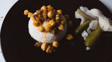 Nohut, soğan ve otlu biftek Türk etli nohut siyah tabak