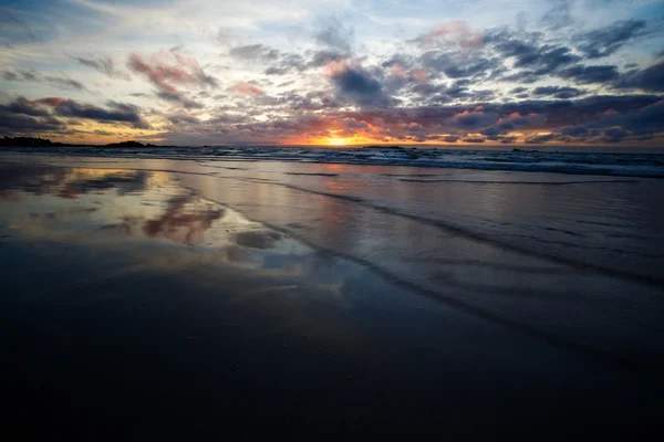 Kolorowy zachód słońca na plaży w Saint-Malo — Zdjęcie stockowe