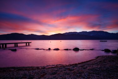 Sakin göl Attersee, Salzkammergut, Yukarı Avusturya güneş doğarken