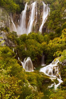 Büyük şelaleler Plitvice Gölleri Milli Parkı görünümünü