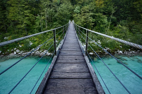 Bro över floden Soca i nationalparken Triglav, Slovenien — Stockfoto