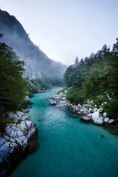 Szmaragdowe wody rzeki alpejskie Soca w Słowenii — Zdjęcie stockowe