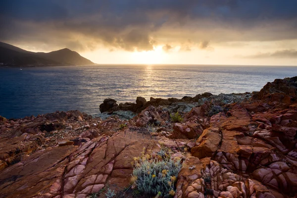 Zachód słońca na wybrzeżu w pobliżu Galeria w Korsyka — Zdjęcie stockowe