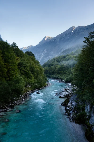 Smaragdgroene wateren van de alpiene rivier Soca in Slovenië Rechtenvrije Stockfoto's
