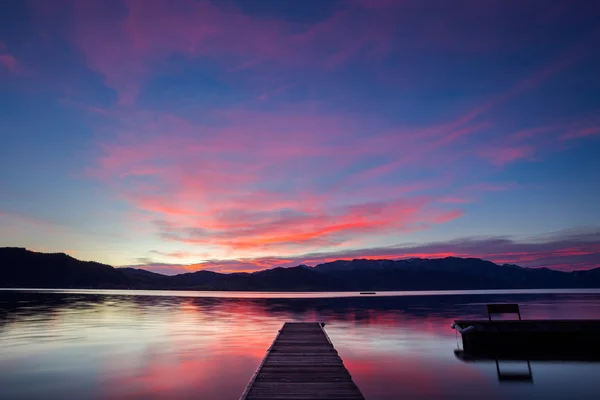 Zonsopgang op lake Attersee, Salzkammergut, Oostenrijk Stockafbeelding