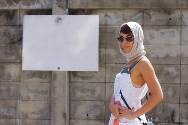 Yabancı ve bir çit