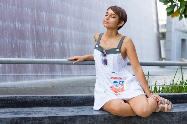 Jeune fille avec robe de soleil dans le parc — Photo