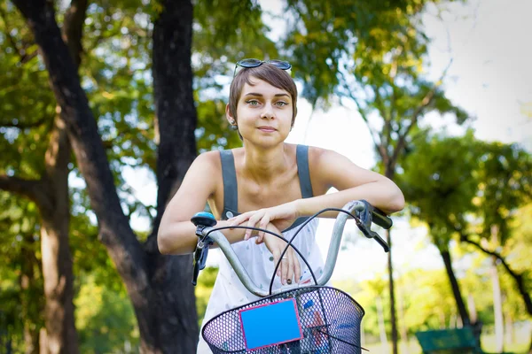 Chica y ciclo — Foto de Stock