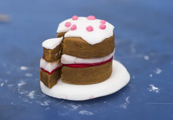 Um pequeno bolo feito de fondant — Fotografia de Stock