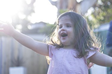 Mutlu şarkı söyleyen kız