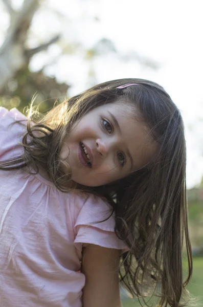 Menina feliz olhando para a câmera — Fotografia de Stock