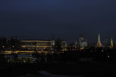 Soğuk bir sonbahar akşamında Moskova manzarası Kremlin kuleleri, bir köprü, bir tapınak.