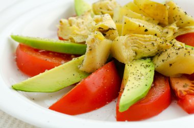 avokado ve domatesli salata.