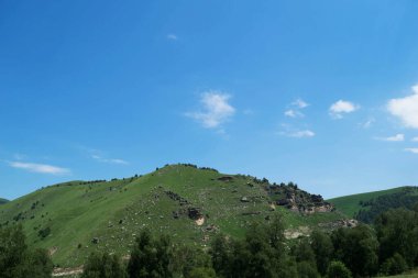 Dağ manzarası. Kuzey Kafkasya Dağları Yazın