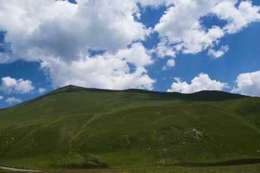 Dağ manzarası. Kuzey Kafkasya Dağları Yazın