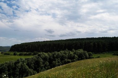 Dağ manzarası. Kuzey Kafkasya Dağları Yazın