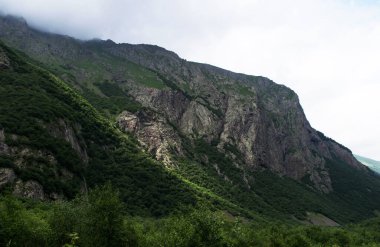 Kuzey Kafkasya 'nın dağlarının manzarası. Karmadon geçidi