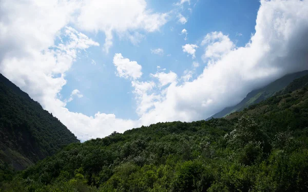 Kuzey Kafkasya Nın Dağlarının Manzarası Karmadon Boğazı Bulutlarda Kazbek Dağı — Stok fotoğraf