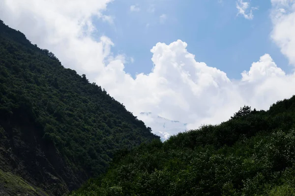 Widok Góry Północnego Kaukazu Wąwóz Karmadon Góra Kazbek Chmurach — Zdjęcie stockowe