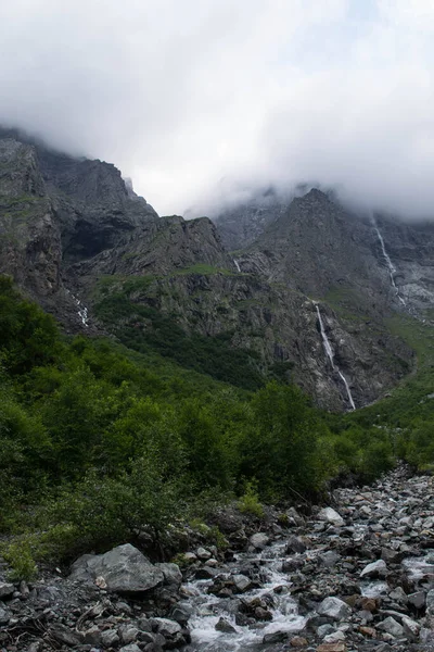 Cascadas Midagrabindon Desfiladero Montañas Cáucaso Norte Verano Montaña Las Nubes —  Fotos de Stock