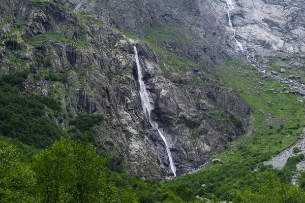 Midagrabindon Vattenfall Ravinen Berg Norra Kaukasus Sommaren Bergstoppar Molnen — Stockfoto