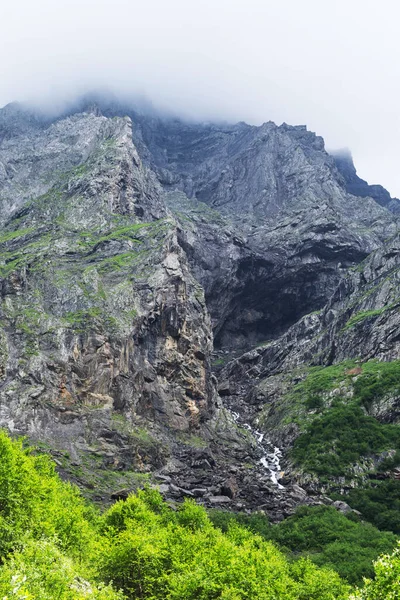 Wodospady Midagrabindon Wąwozie Góry Północnym Kaukazie Latem Szczyty Gór Chmurach — Zdjęcie stockowe