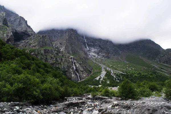 Cachoeiras Midagrabindon Desfiladeiro Montanhas Norte Cáucaso Verão Cumes Montanha Nas — Fotografia de Stock