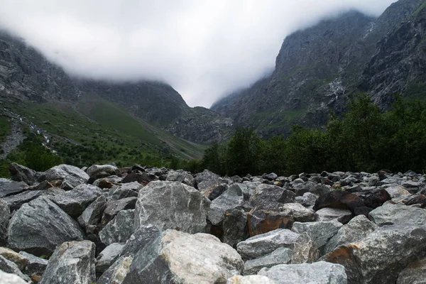Wodospady Midagrabindon Wąwozie Góry Północnym Kaukazie Latem Szczyty Gór Chmurach — Zdjęcie stockowe