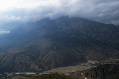 Kuzey Kafkasya 'nın dağlarının manzarası. Yazın bulutlardaki dağlar