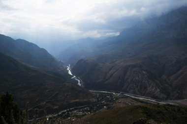 Kuzey Kafkasya 'nın dağlarının manzarası. Yazın bulutlardaki dağlar