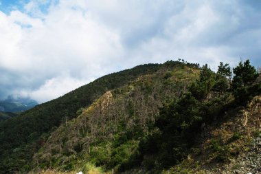Kuzey Kafkasya 'nın dağlarının manzarası. Yazın bulutlardaki dağlar