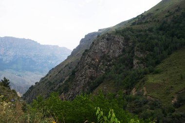 Kuzey Kafkasya 'nın dağlarının manzarası. Yazın bulutlardaki dağlar