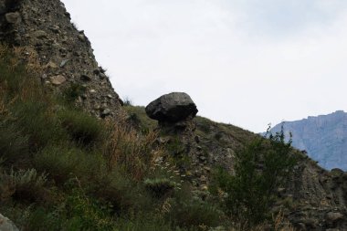 Kuzey Kafkasya 'nın dağlarının manzarası. Yazın bulutlardaki dağlar. Taş mantarlar
