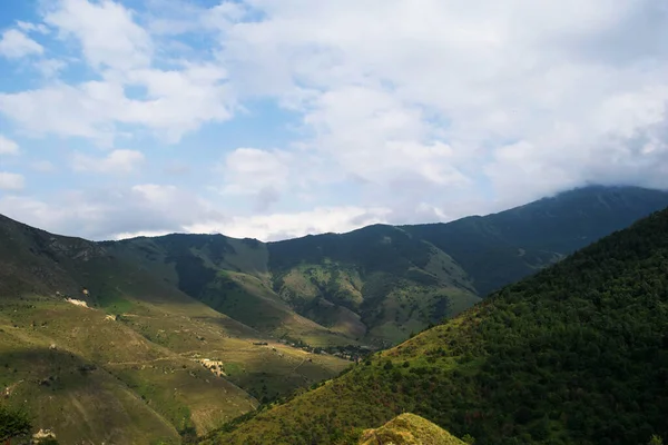 Kuzey Kafkasya Nın Dağlarının Manzarası Yazın Bulutlardaki Dağlar — Stok fotoğraf