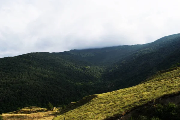 北高加索山脉的景色 夏天云中的群山 — 图库照片