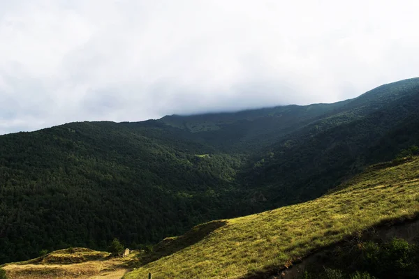 Utsikt Över Bergen Norra Kaukasus Berg Molnen Sommaren — Stockfoto