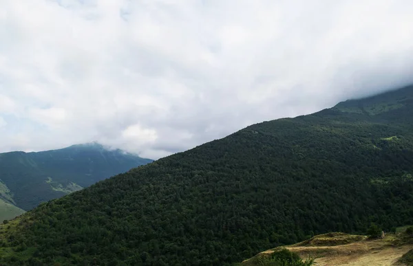 Widok Góry Północnego Kaukazu Góry Chmurach Latem — Zdjęcie stockowe