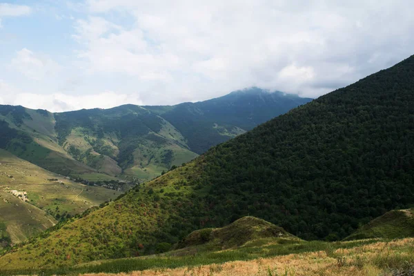 Vista Das Montanhas Cáucaso Norte Montanhas Nas Nuvens Verão — Fotografia de Stock